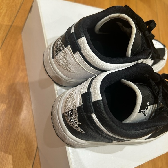 Air Jordan 1 Low SE Homage split white & black​ - Picture 3 of 4